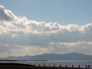 琵琶湖と太陽光